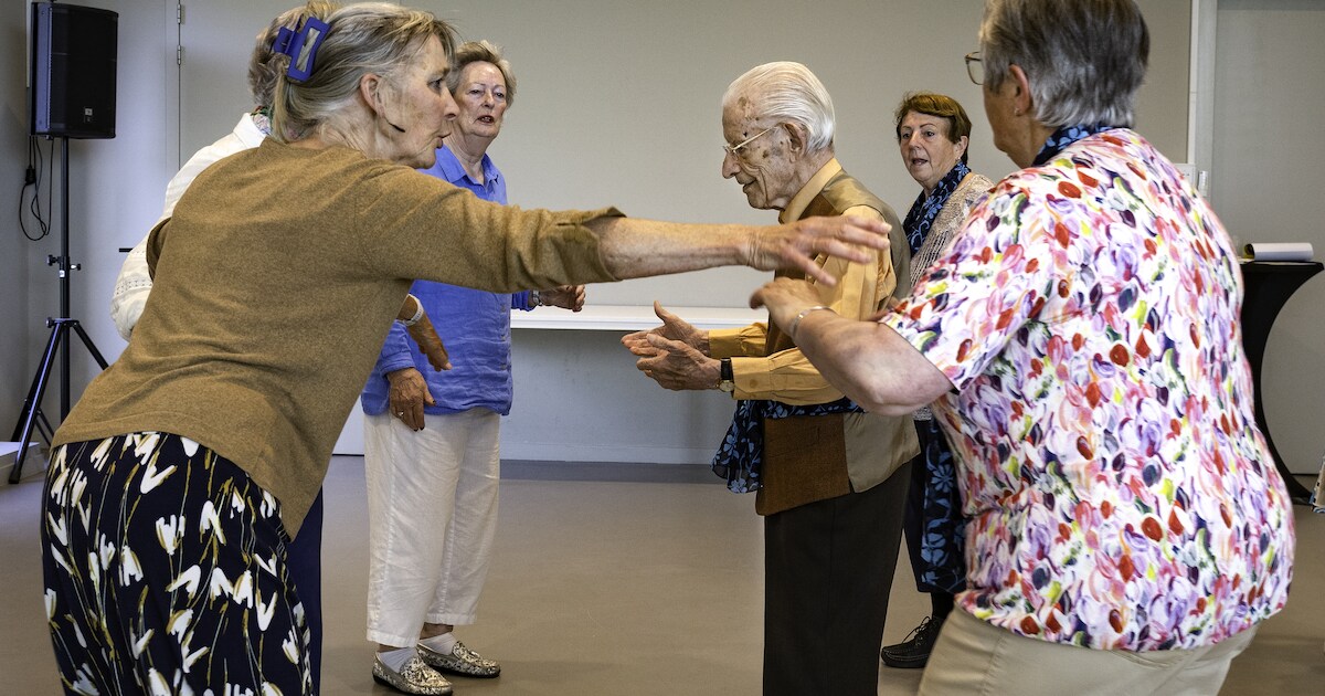 Sjakkie (99) danst nog elke week mee met de Hildewaris-dansers: ‘Dit is moeilijker dan stijldansen’