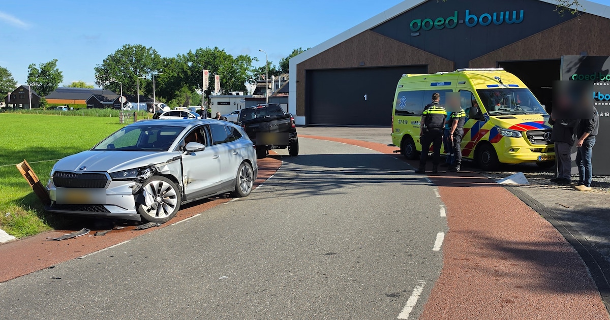 Auto verliest voorwiel na botsing in De Klomp