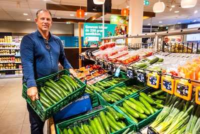 Terwijl veel winkels leeg raken, vult Cees (53) zijn Albert Heijn zelf aan: ‘Ik ga niet stilzitten’