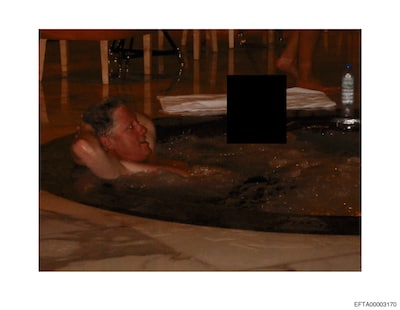 Justitie VS: Clinton zit in jacuzzi met slachtoffer Epstein