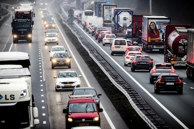 500 kilometer aan files door buien en ongelukken, meer dan twee keer zo veel als normaal
