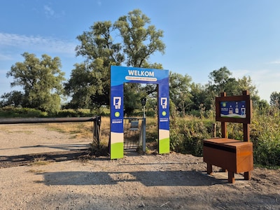 Zwerfafvalboog bij Kaliwaal in Boven-Leeuwen vraagt aandacht voor schone natuur