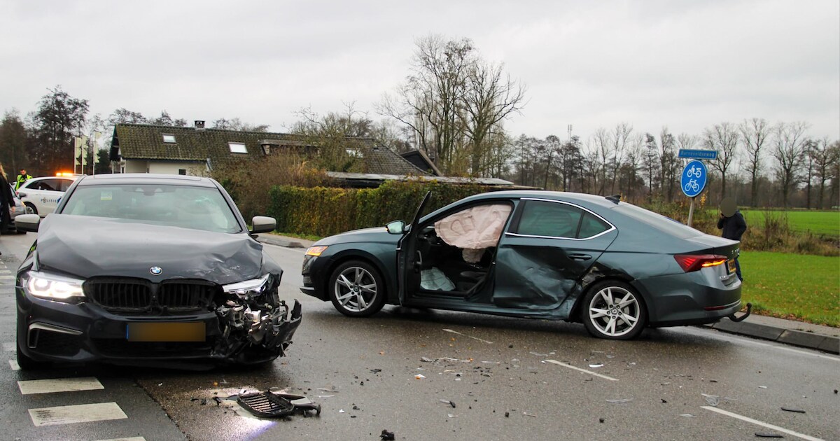 Veel schade bij botsing op kruising aan de Barneveldseweg in Lunteren