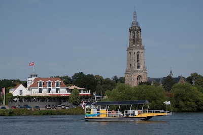 Minder wandelaars en fietsers pakten de kleine pontjes, vooral Waal is minder in trek