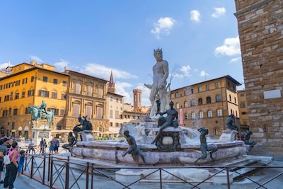 Vrijgezellenfeest in Florence ontspoort: vrouw beklimt beeld om geslachtsdeel van Neptunus aan te raken