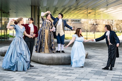 Dansen in kostuum zoals in ‘Bridgerton’, bij deze club kan het: ‘Een beetje ridicuul, maar ik voel m