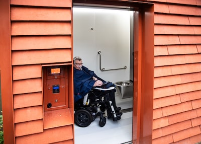 Deur wil niet op slot in nieuw openbaar toilet, ‘hangjongeren’ helpen invalide Ton in geval van hoge nood uit de brand