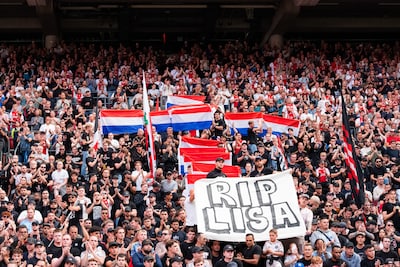 Dood Lisa in stadions herdacht met Nederlandse én NSB-vlaggen: 'Ze kunnen beter naar zichzelf kijken'