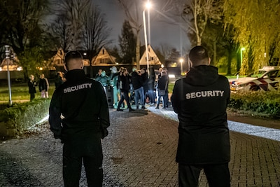 Hoe rustige demonstratie uitdraait op ‘grimmige sfeer’ voor huis van eigenaar vluchtelingenopvang