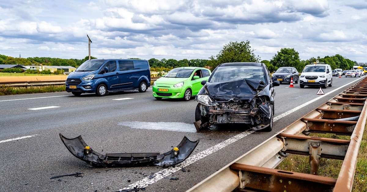 Ravage na kop-staartbotsing op A326 bij Wijchen.