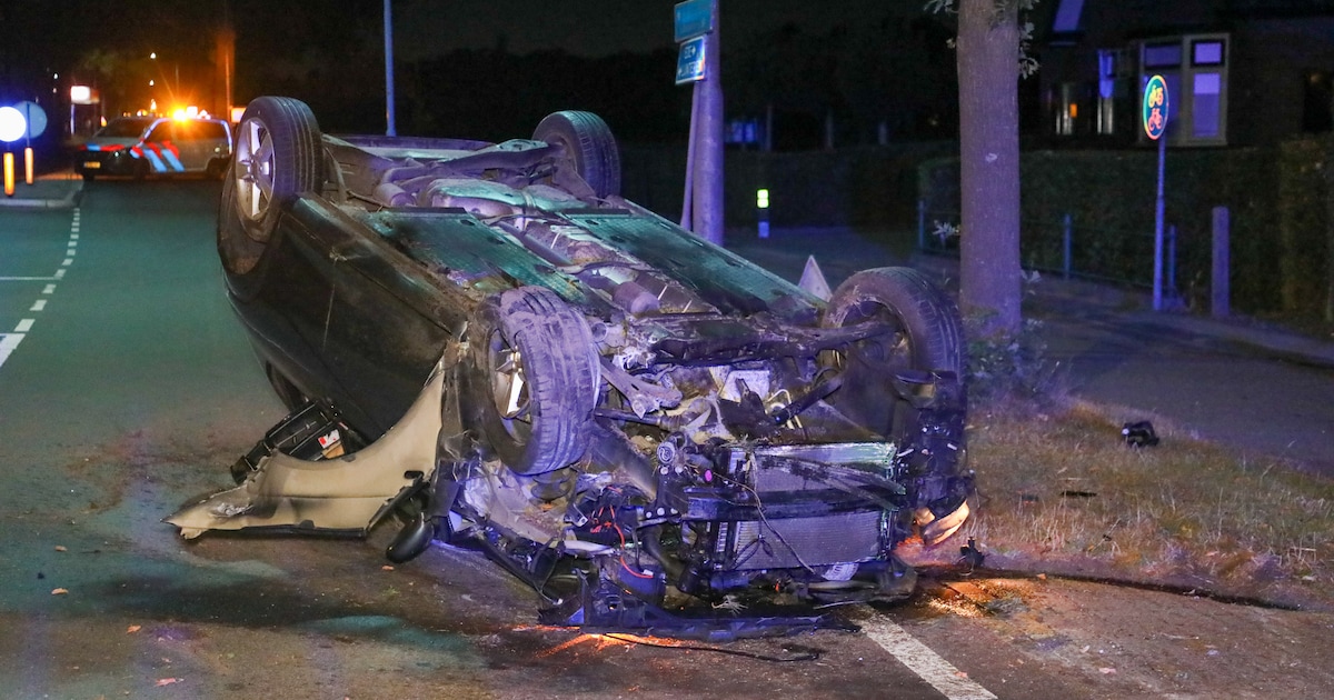 Auto belandt onderste boven bij ongeluk: bestuurder aangehouden.