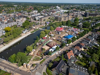 Hoe komt het dat jongeren onder 18 jaar laveloos rondlopen op festival Achterland? ‘Vaak haalt vriend het bier, of zelfs de ouders’
