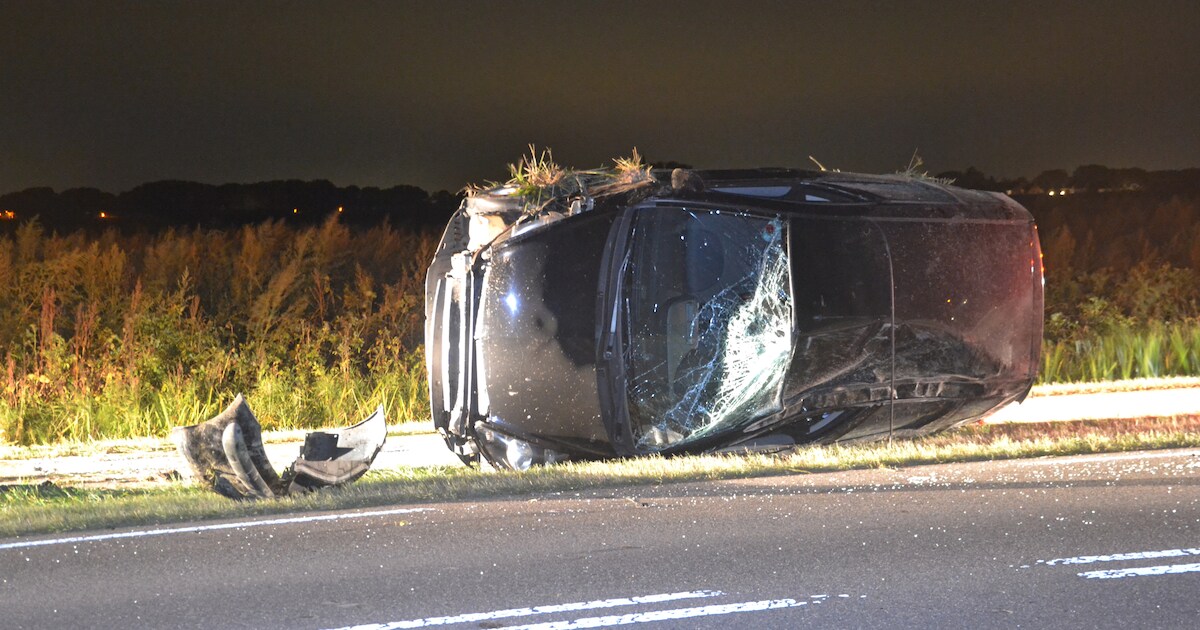 Auto raakt van weg en belandt op zijkant in Altforst, bestuurder naar ziekenhuis