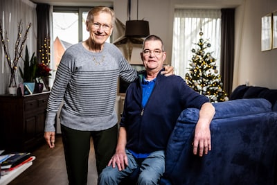 Jaren zat Marian (68) in een rolstoel, tot haar man Hennie haar weghaalde uit tehuis: ‘Dat is mijn geluk geweest’