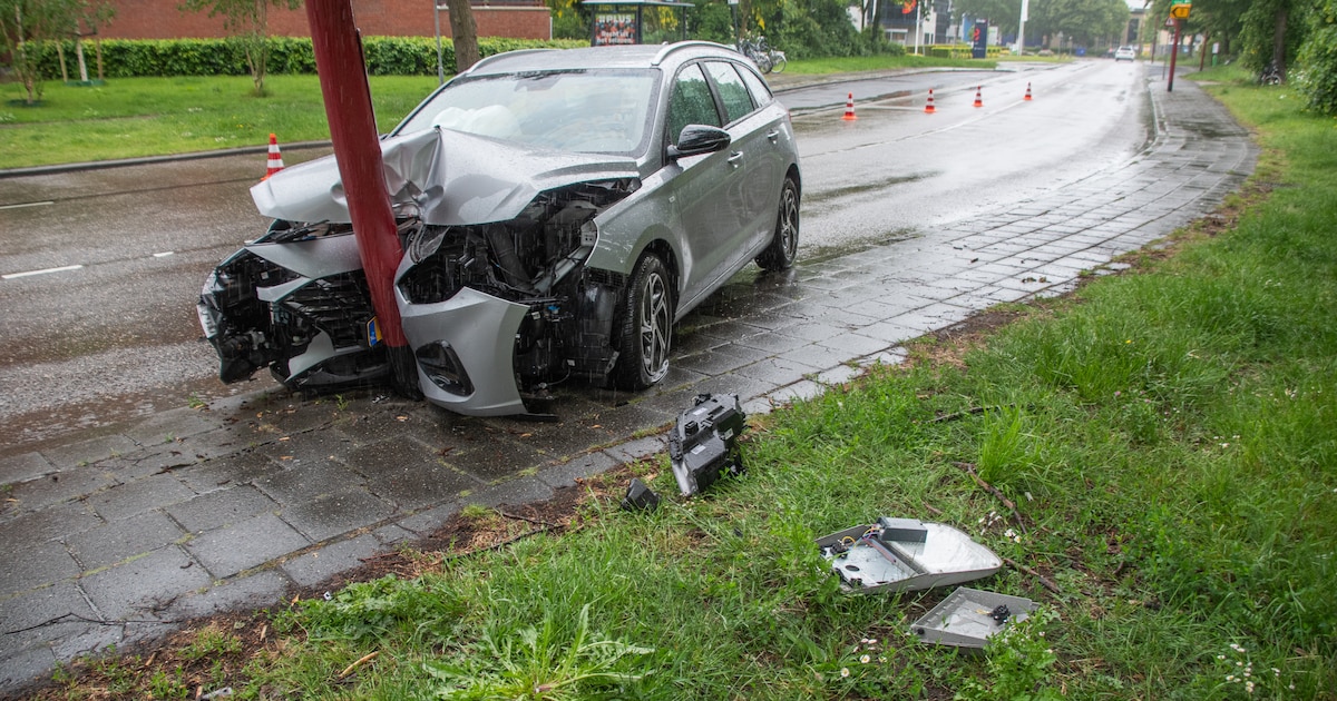 Gewonde nadat auto hard tegen paal botst bij de Perkinsbaan in Nieuwegein