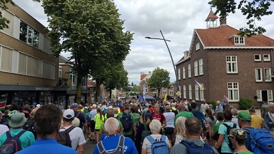 LIVE Vierdaagse 2026 | Rode Kruis start hertelling van aantal blaren • Topdrukte in Groesbeek • Zakk