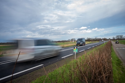 Hoe een kaarsrechte weg met doorgetrokken streep toch levensgevaarlijk wordt: verveling, irritatie en overmoed