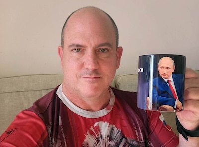 Verkleed als vrouw vluchtte hij naar Moskou, onlangs beloonde Poetin hem: nu staat Dougan op EU‑sanctielijst