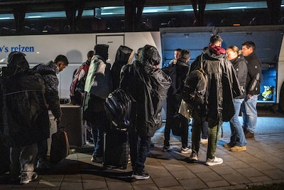Tientallen asielzoekers kloppen weer aan bij Ter Apel na nacht in noodopvang, COA-baas wil actie