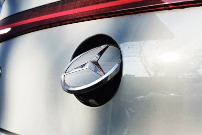 De open klep die je bij een Mercedes op een rotonde ziet, heeft een functie