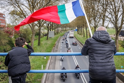 Indrukwekkende rit voor gevangenen op de Molukken: 5 kilometer motoren, 20 minuten lang
