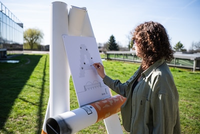 Arnhem houdt met kunstwerk peuken van de straat: ‘Je ogen worden er automatisch naartoe getrokken’