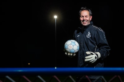 ‘Dan die ouwe gek er maar in’: plots is Pieter op 60-jarige leeftijd eerste keeper bij vijfdeklasser