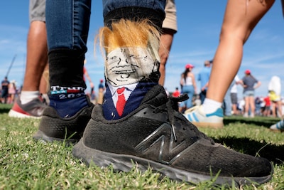 Russische parlementsleden krijgen opvallende sokken met Trump erop cadeau na bezoek aan VS