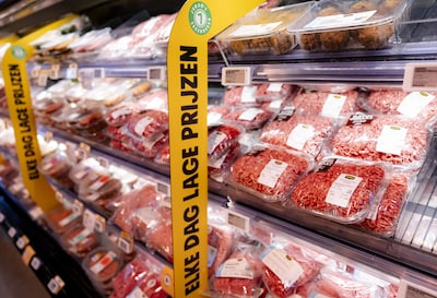Supermarkten stunten massaal met record aan vleesaanbiedingen, vega-acties dalen
