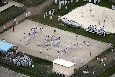 ‘Mensonterende’ omstandigheden detentiecentra VS: gevangenen met handen en voeten vastgeketend in kooi