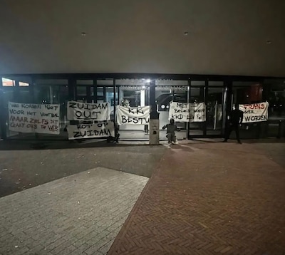Boze FC Utrecht-fans doen van zich spreken bij stadion Galgenwaard: ‘Zuidam out’