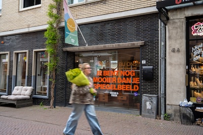 Nog mooier dan je spiegelbeeld: hierom zie je nu oranje teksten in de Arnhemse binnenstad