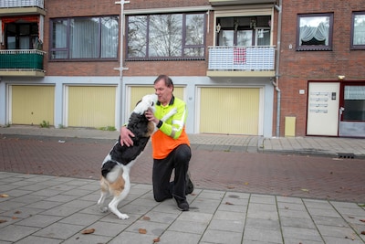 Patric (62) woonde lang in zelfgebouwde hut in de natuur: ‘Nu hoef ik niet hout te hakken in de kou’