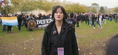 Qian van Binsbergen bestudeert de witte man: ‘Ik leef mijn hele leven al in een wereld die voor hen is gemaakt’