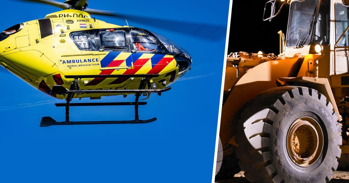 Vrouw raakt op eigen erf gewond na aanrijding met shovel, traumaheli opgeroepen.