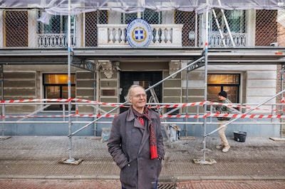 Verrotte kozijnen, gebarsten ruiten, balkons die dreigen af te breken: één op de tien ambassades is in verval