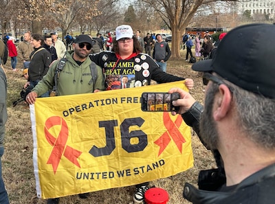 Vrijgelaten Capitoolbestormers delen handtekeningen uit tijdens ‘herdenking’: ‘Bedankt Trump’