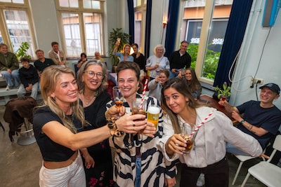 ‘Jongens, ik ben pas een jaartje weg’: Lola duikt ineens op 