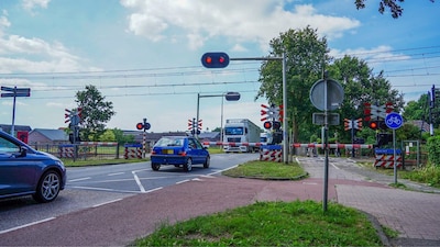 Slagbomen bij spoorovergang in Oss 45 minuten dicht, bestuurders rijden eromheen en krijgen boete
