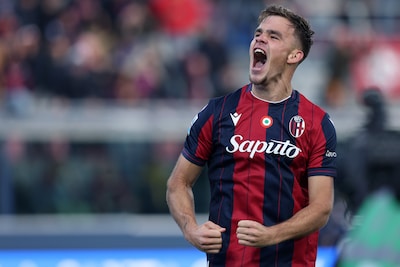 Thijs Dallinga leidt met eerste treffer van seizoen zege Bologna op koploper Napoli in