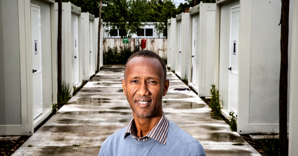 Ayub (49) won bijna een lerarenprijs van 1 miljoen dollar, maar zit nu zonder zijn gezin in de asiel