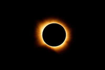 Spanje beleeft magie van totale eclips: druk strand bij Barcelona valt halve minuut lang volledig stil