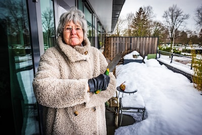 Verhuurder wil dat 89-jarige Lidy balkon sneeuwvrij maakt: ‘U kunt de sneeuw zelf weg scheppen’