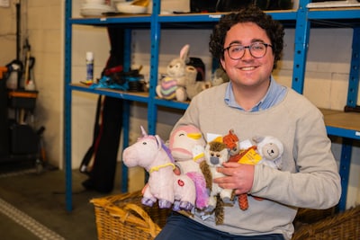 Prothese, seksspeeltje, viool van 40.000 euro: we laten nogal wat slingeren in de trein, leert een kijkje in het NS-depot