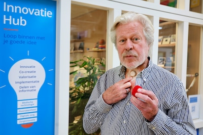 Door kanker raakte Boudewijn zijn stem kwijt, maar dankzij AI en dit apparaatje klinkt hij weer zoals vroeger