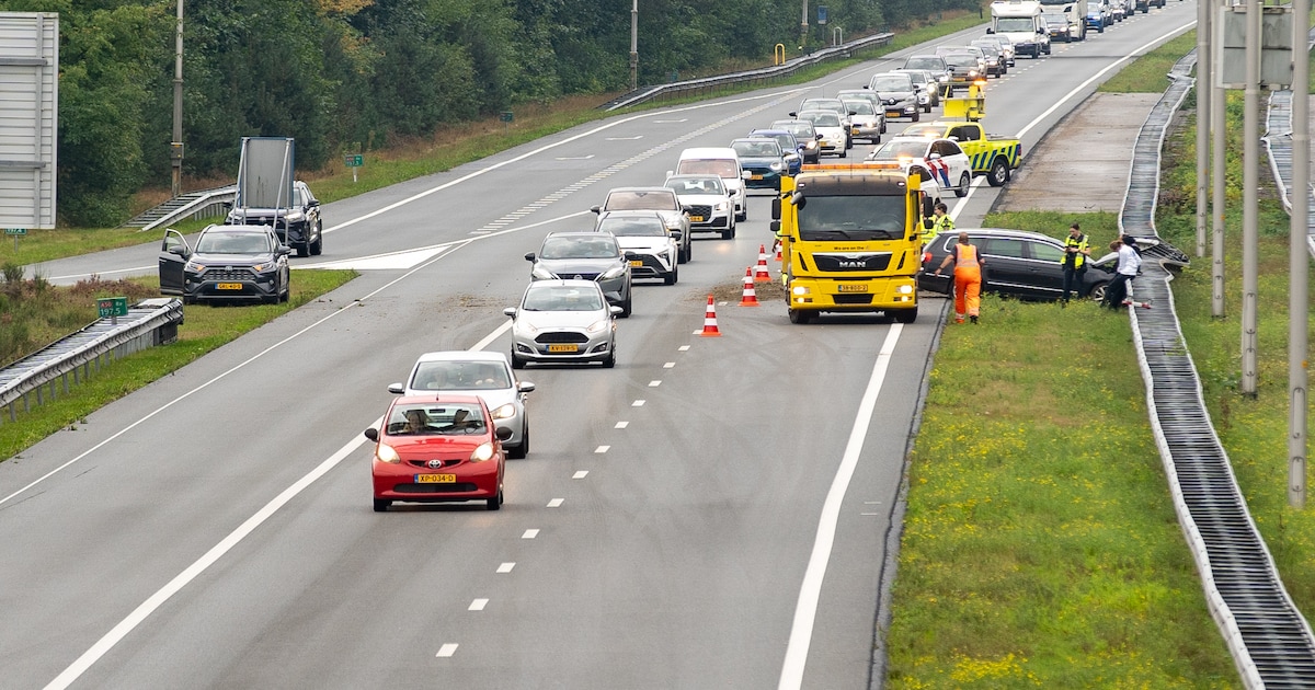 Lange file na ongeval op A50: auto staat dwars tegen de vangrail.