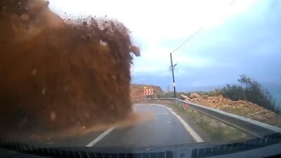 KIJK | Dashcam filmt hoe auto bedolven wordt onder rotsblokken