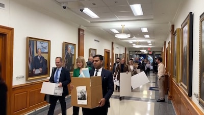 KIJK | Journalisten verlaten Pentagon uit protest tegen regels