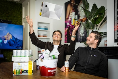 Monica Geuze liet hun site crashen, nu wil Stëlz 100 miljoen blikjes verkopen: ‘We bouwden ons merk online’