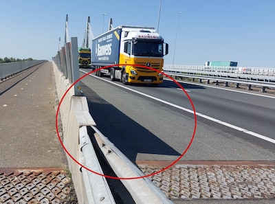 Fietsers moeten over vluchtstrook van A50, terwijl verkeer met 90 kilometer per uur langs raast
